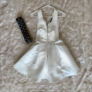 White Puffy No Sleeve ZipUp Back Dress S